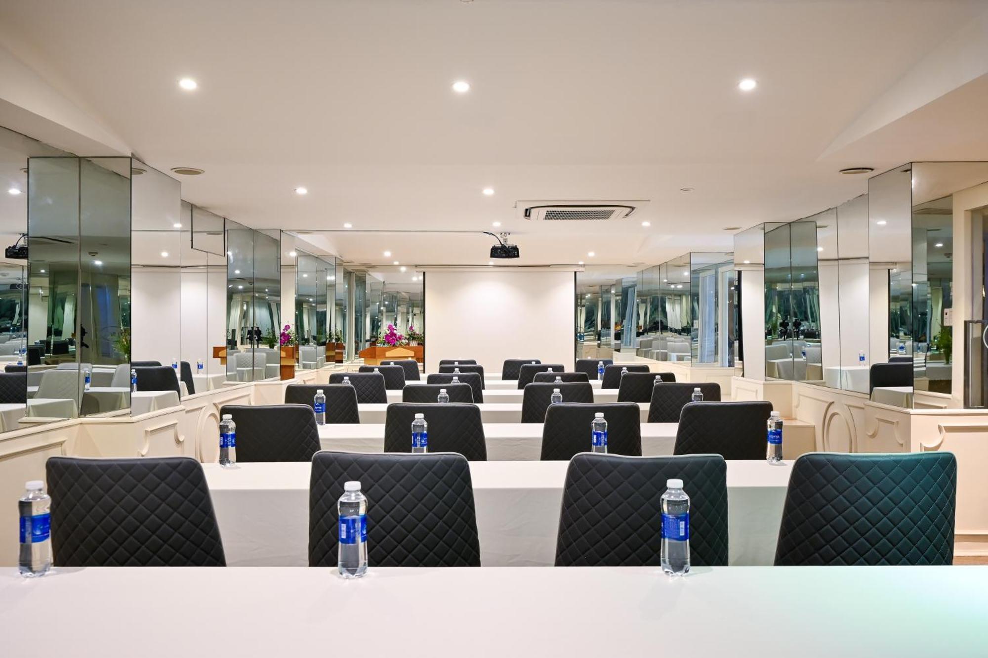 California Saigon Hotel & Rooftop Pool Πόλη Χο Τσι Μινχ Εξωτερικό φωτογραφία